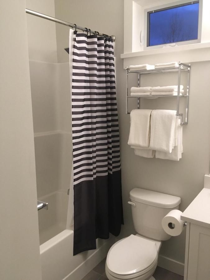 Mollys Cottage-The Suite On Vancouver Island Near Yyj Airport And The Wa And Bc Ferries North Saanich Eksteriør bilde